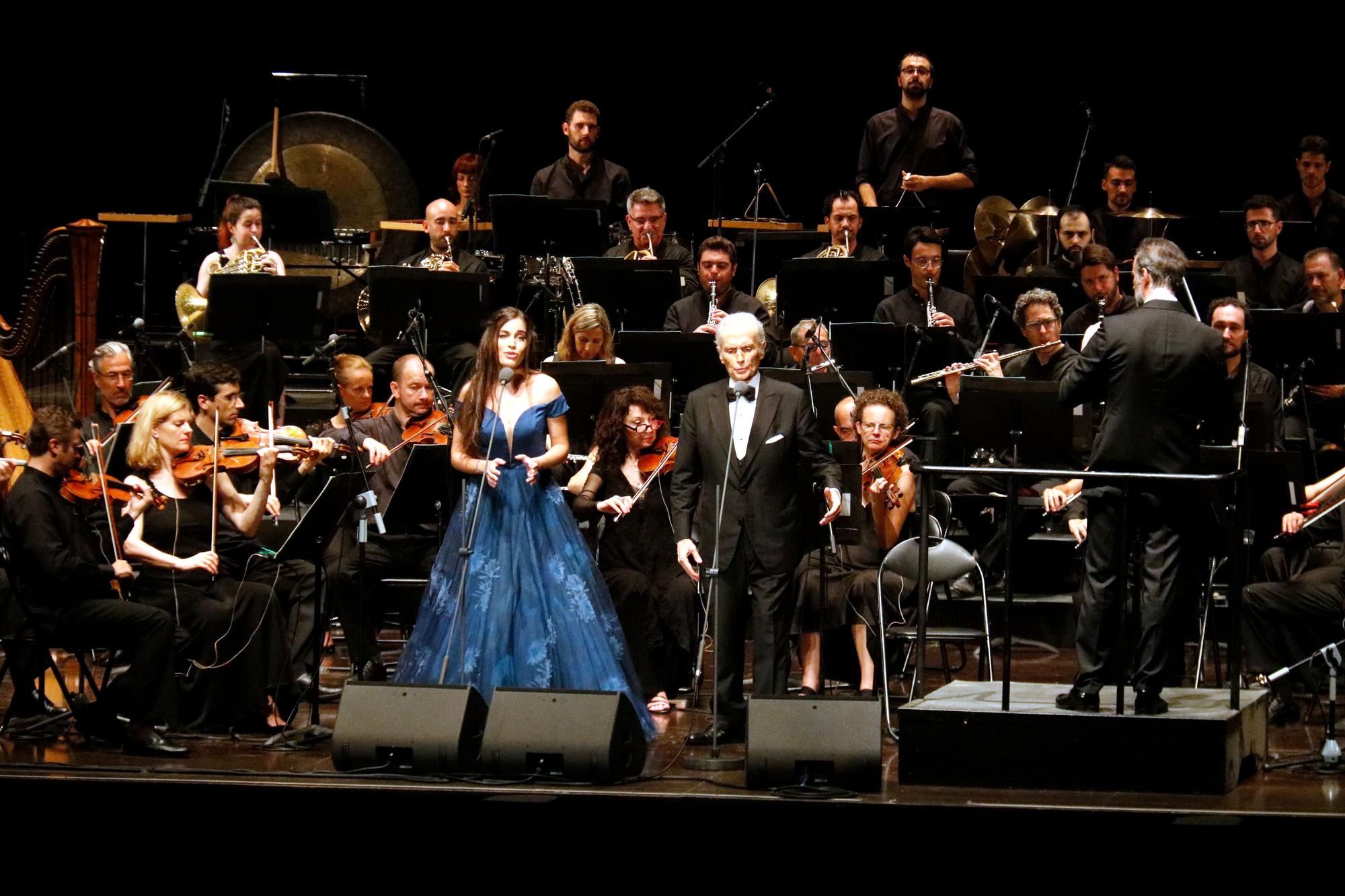 El tenor Josep Carreras i la guanyadora del programa 'Eufòria', Mariona Escoda, interpretant a duo 'Un núvol blanc' de Lluís Llach