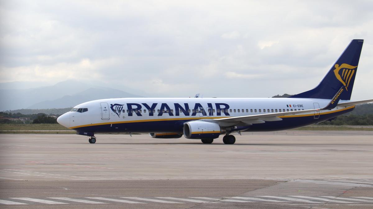 Un avió de Ryanair aterrant a l&#039;aeroport de Girona