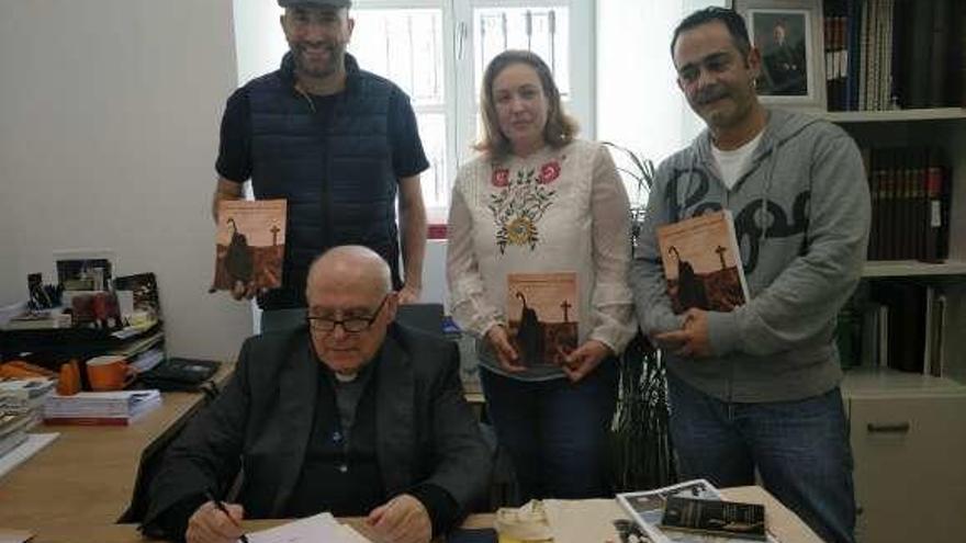 El deán, firmando el reconocimiento del Camiño ante Codeseda Viva.