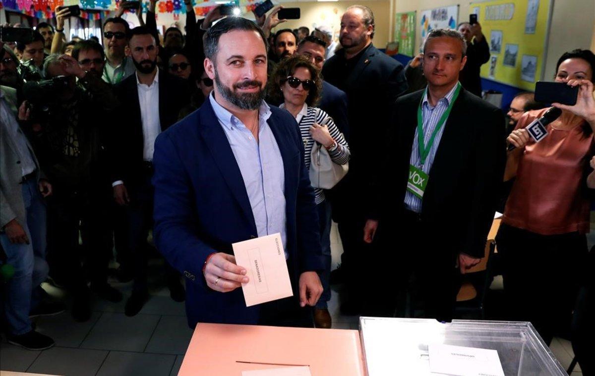 Elecciones. Santiago Abascal deposita su voto en Madrid.