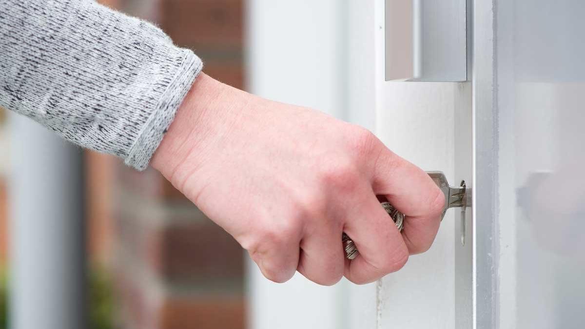 Un turista entrando por primera vez en una vivienda de intercambio