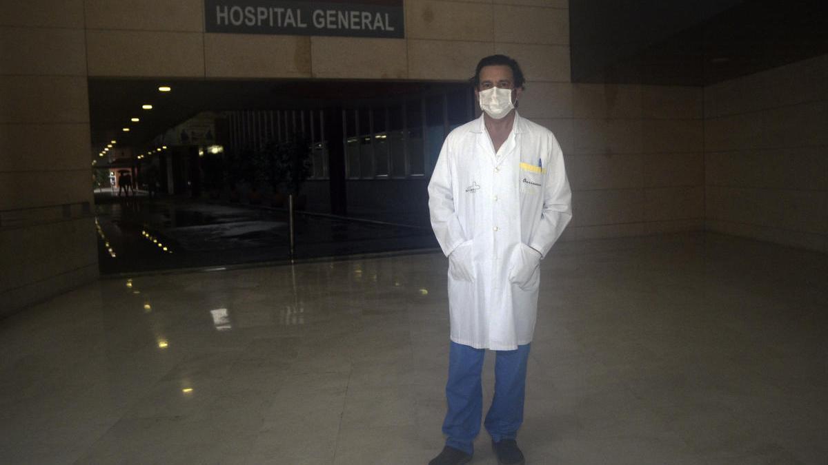 El doctor Jara, jefe de la UCI de la Arrixaca, ayer en la puerta del hospital.