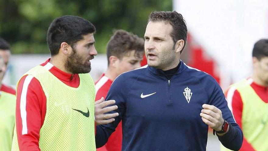 Carmona charla con Baraja durante el entrenamiento de ayer.