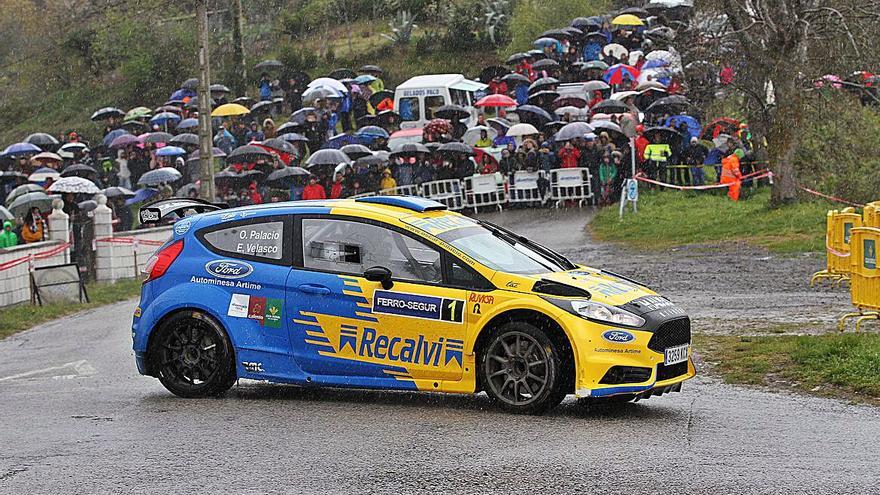 Ford. Óscar Palacio utilizará el Fiesta R5 MK II. A la derecha, vista del recinto ferial de Tineo.   | J. B. D.