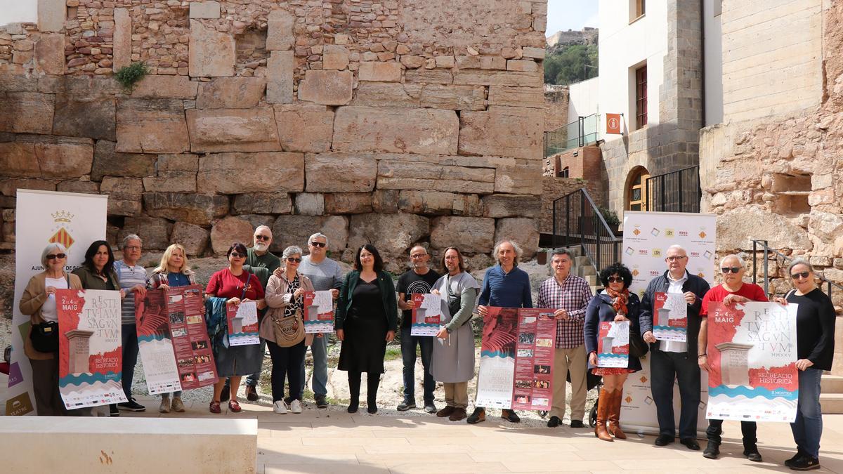 La edil de Cultura, Ana Mª Quesada, y representantes de distintas entidades que colaboran..