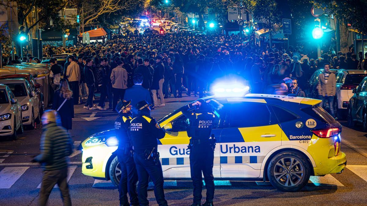 La Guardia Urbana corta de nuevo la Calle Mandri por el macrobotellón de Navidad