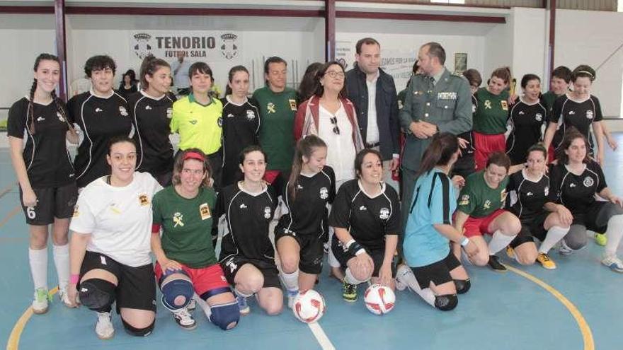 Foto de familia de los equipos, autoridades y representantes de la Guardia Civil. // Santos Álvarez