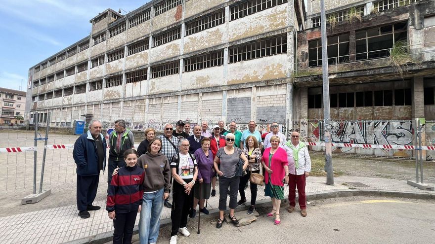 VÍDEO: Los vecinos de La Calzada celebran el inicio del derribo de la nave de Flex