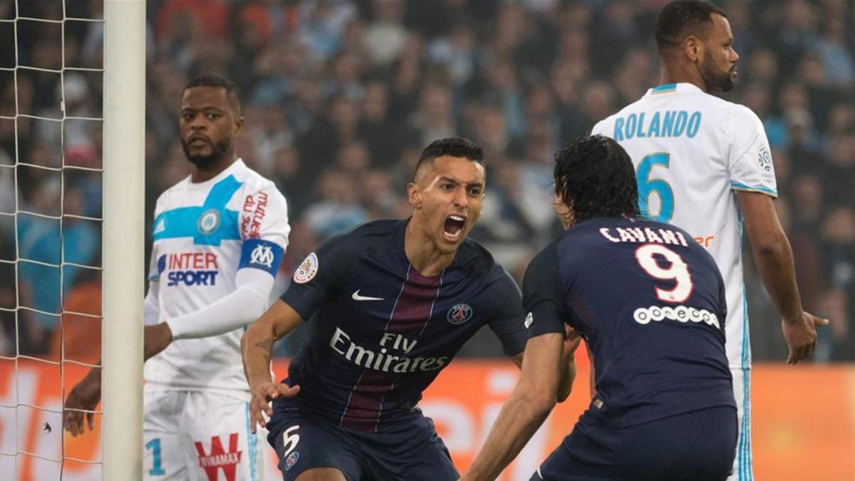 Marquinhos corre hacia Cavani tras marcar el primer gol del PSG