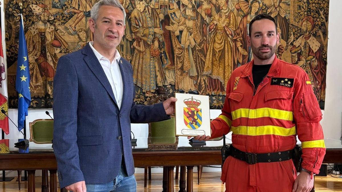 Carlos Rodríguez y el capitán Salsón, de izquierda a derecha.