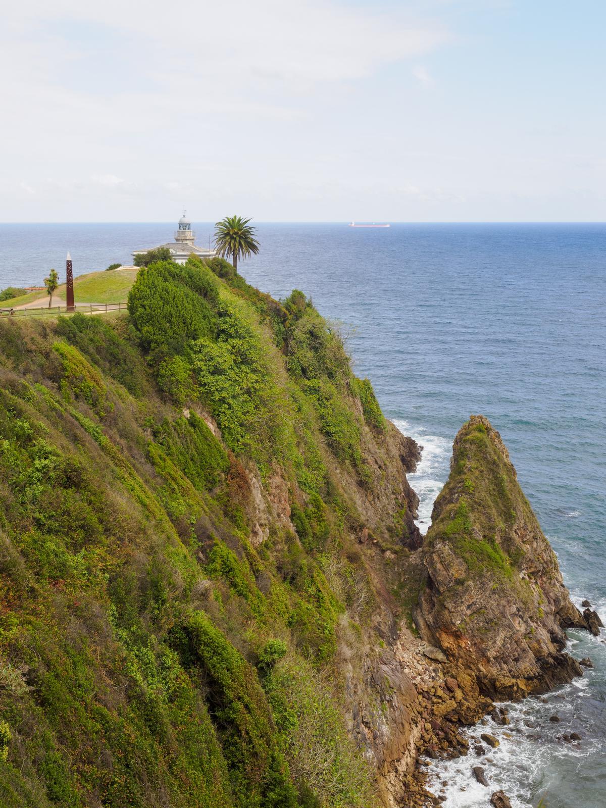 El faro de Candás en el punto más alto de la villa