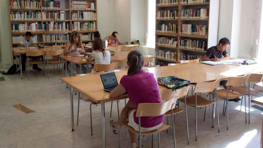 Usuarios en la Biblioteca Municipal de Benavente.