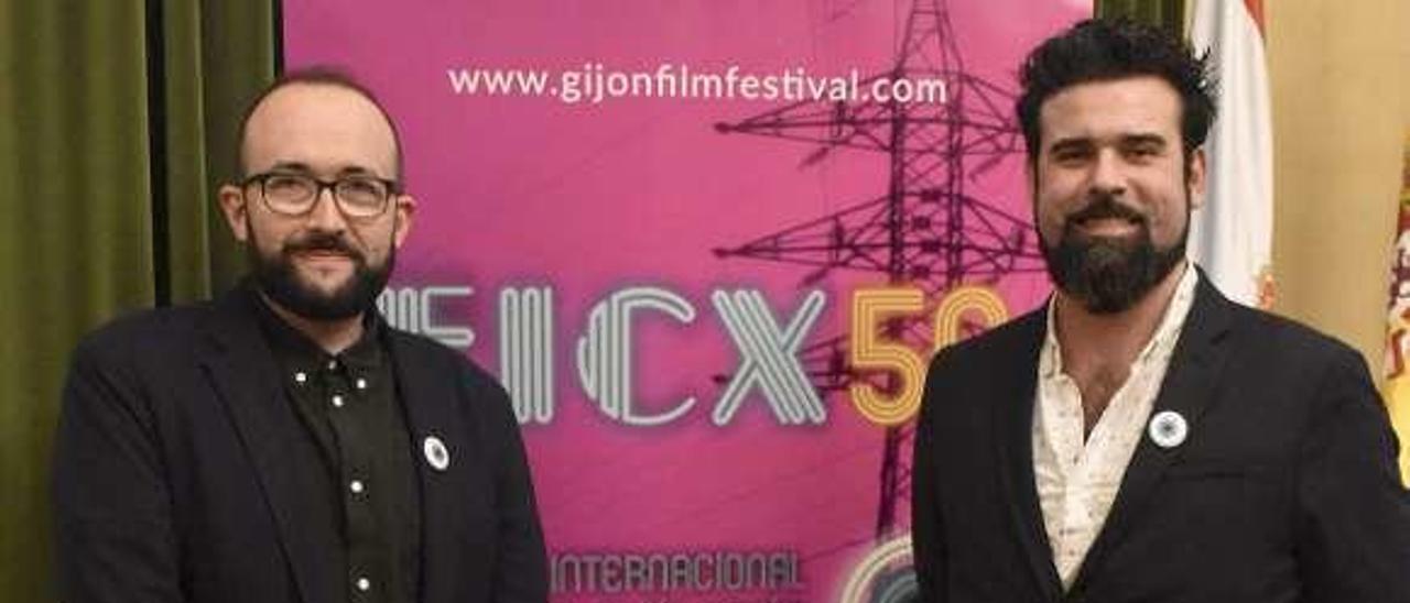 Tito Rodríguez, a la derecha, con Alejandro Díaz Castaño, en la presentación de la última edición del Festival de Cine de Gijón.