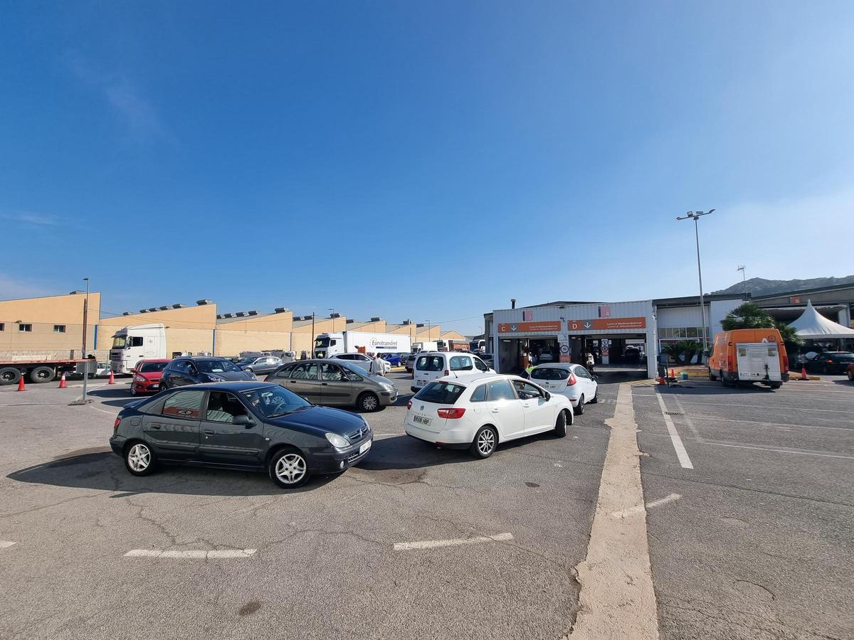 Coches esperando su turno para pasar a la ITV de Alicante.