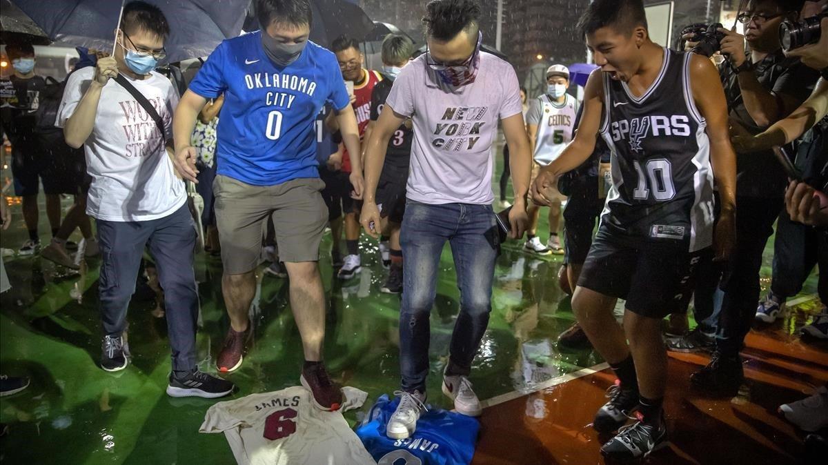 aguasch50413865 demonstrators stamp on lebron james jerseys during a rally a191016140214