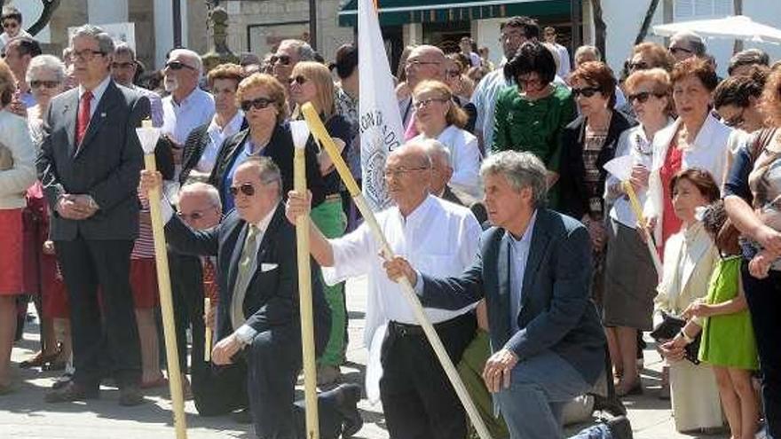 Algunos fieles se arrodillan al paso del Santísimo.