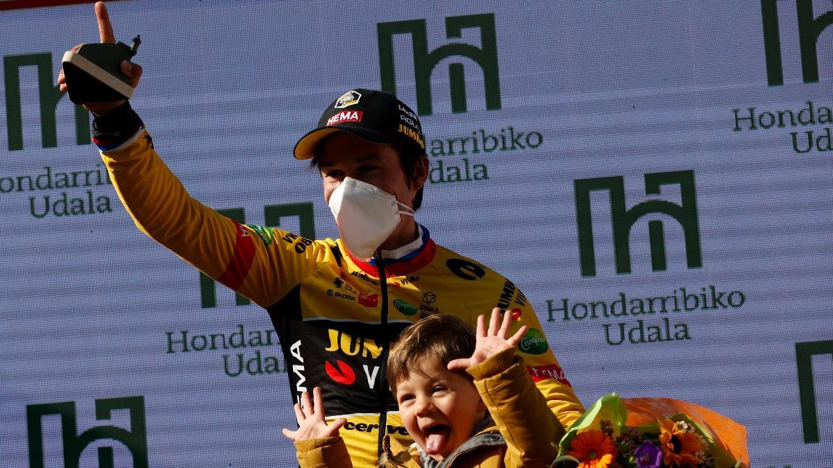 Roglic, junto a su hijo en el podio