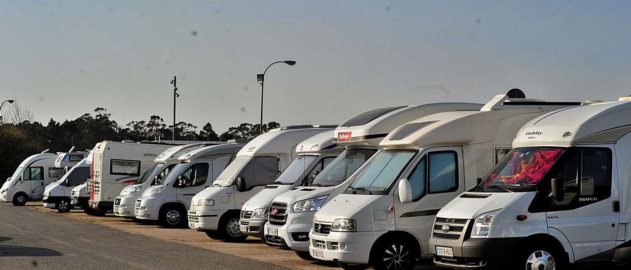 Autocaravanas estacionadas ayer en el parking de O Bao, en A Illa.   | // IÑAKI ABELLA