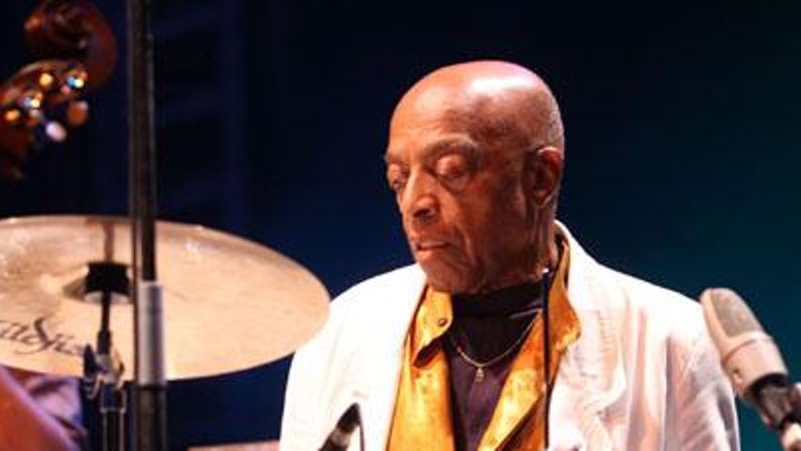 «Roy Haynes Trío», ayer, durante su actuación jazzística, en la plaza de toros de El Bibio