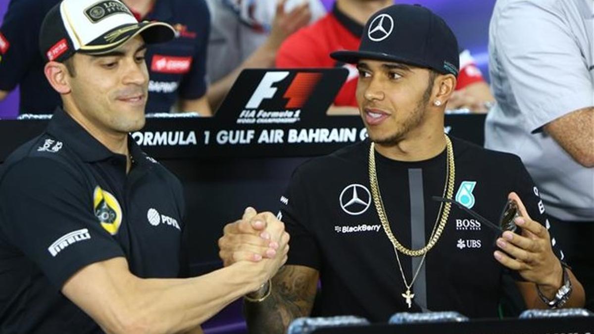 Hamilton bromea con Pastor Maldonado en Bahrein