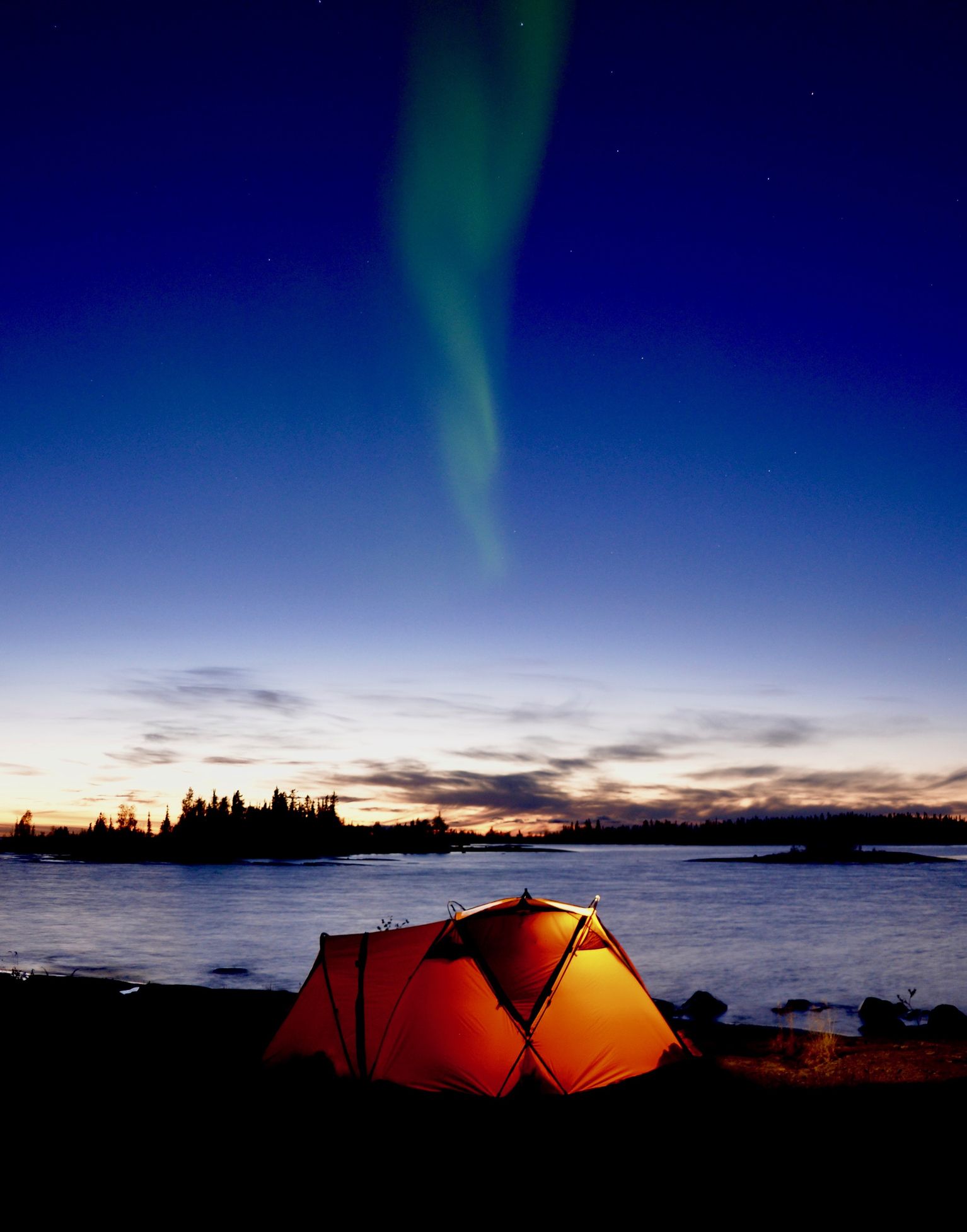 Aurora boreal sobre el Gran Lago del Esclavo