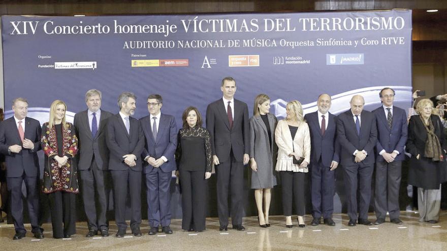 Los Reyes presiden la foto de las autoridades presentes en el concierto de homenaje a las víctimas del terrorismo en España. // Javier Lizón