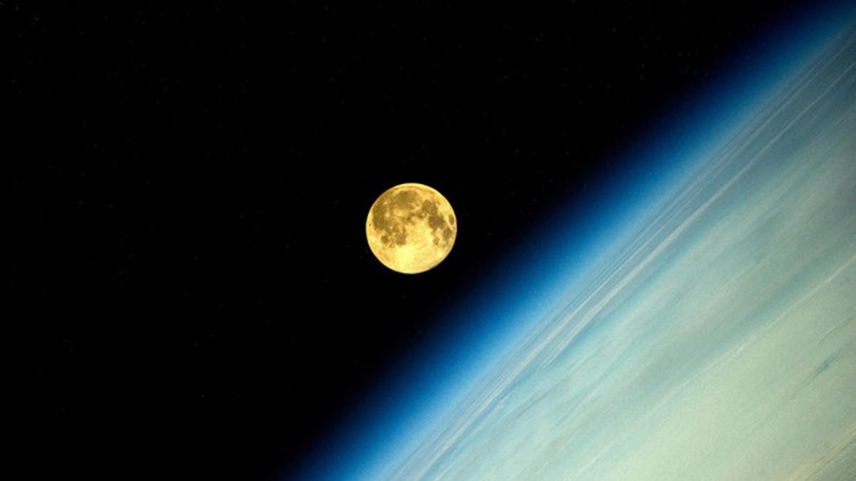 La luna llena vista desde el espacio
