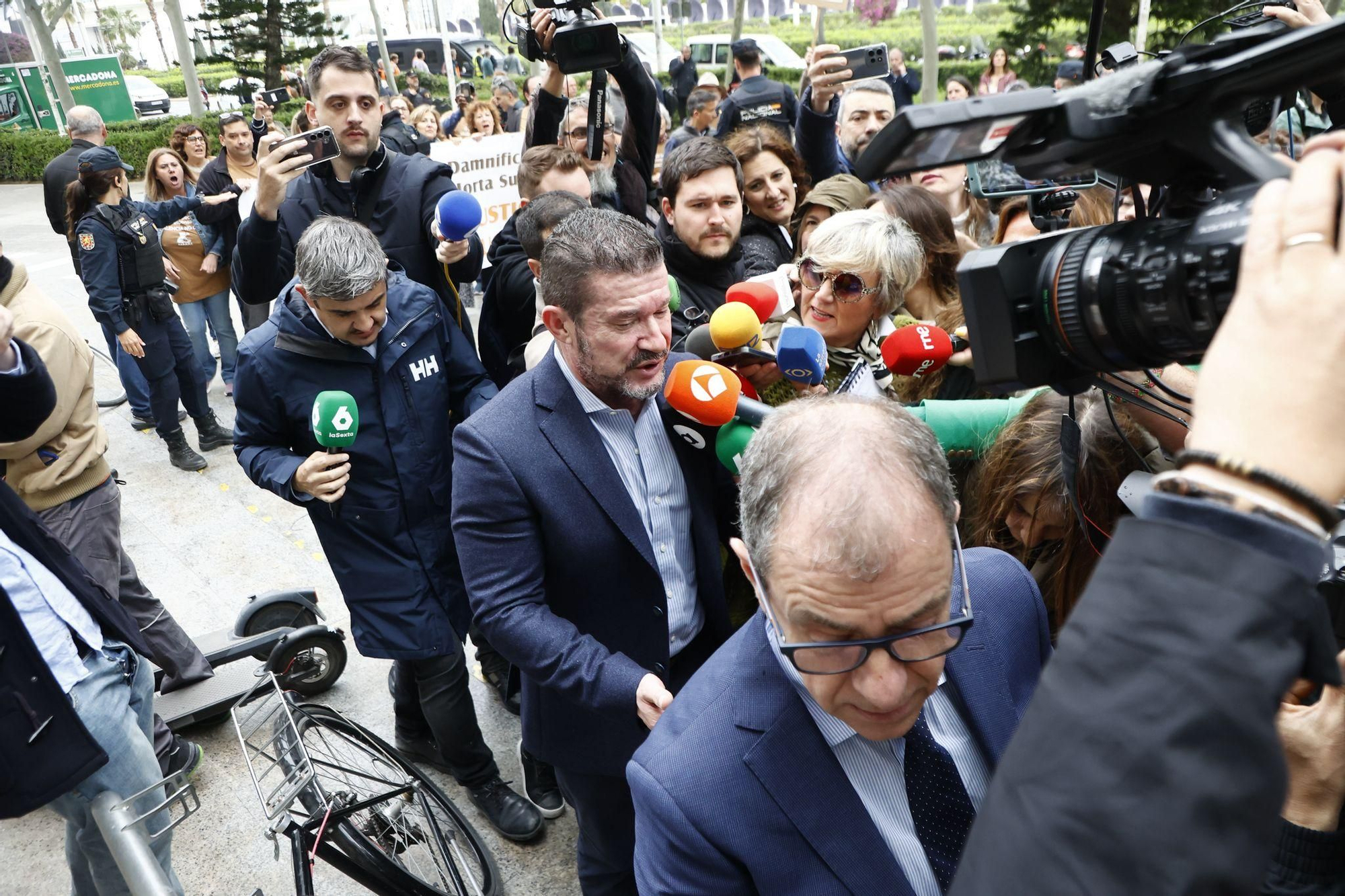 La llegada de la exconsellera Pradas y Argüeso para declarar como imputados por la gestión de la dana