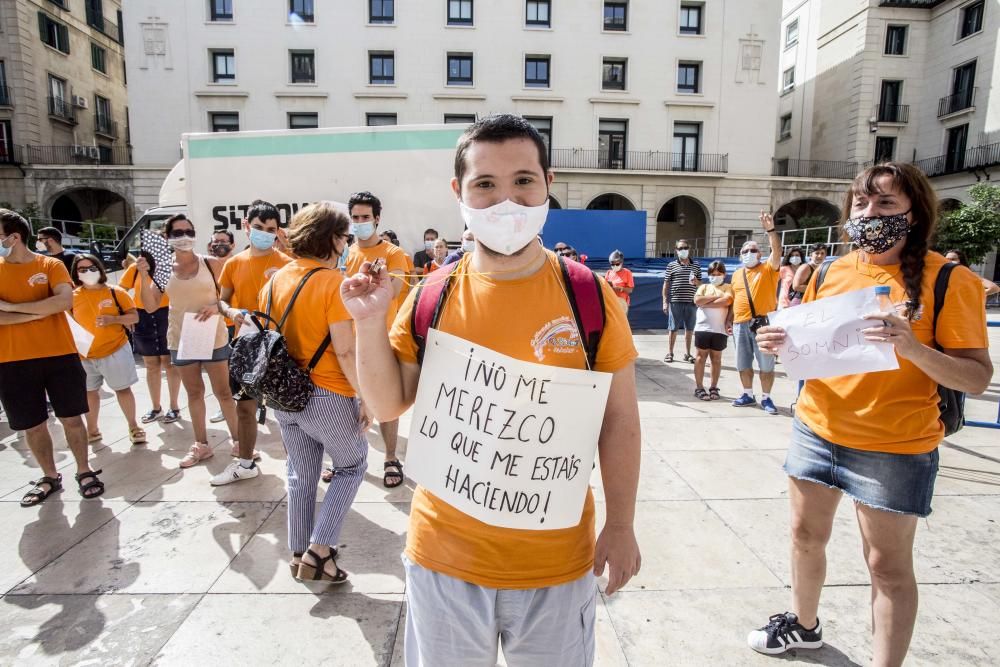 Se ha sumado a esta movilización la protesta el colegio El Somni por haberse quedado fuera del plan Edificant.