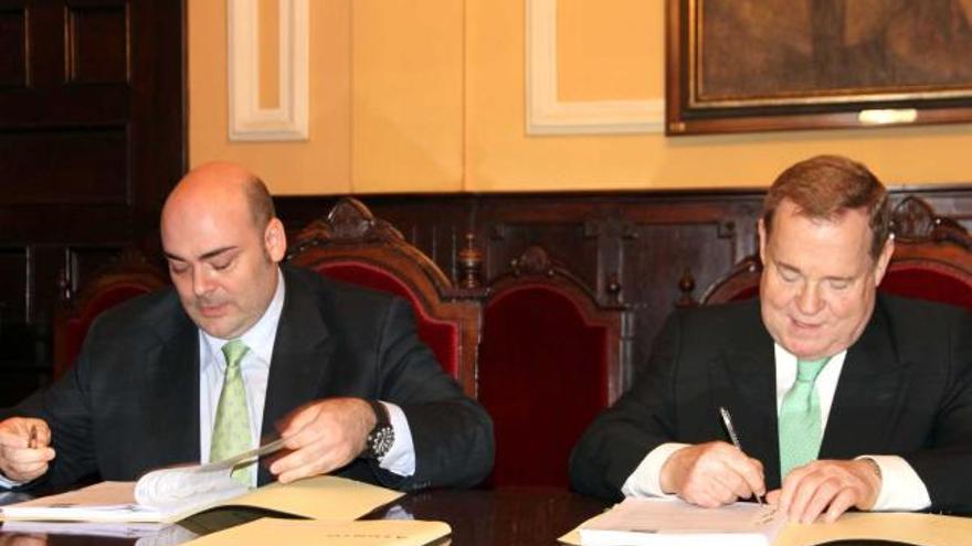 Agustín Iglesias Caunedo y Severino García Vigón, durante la firma.
