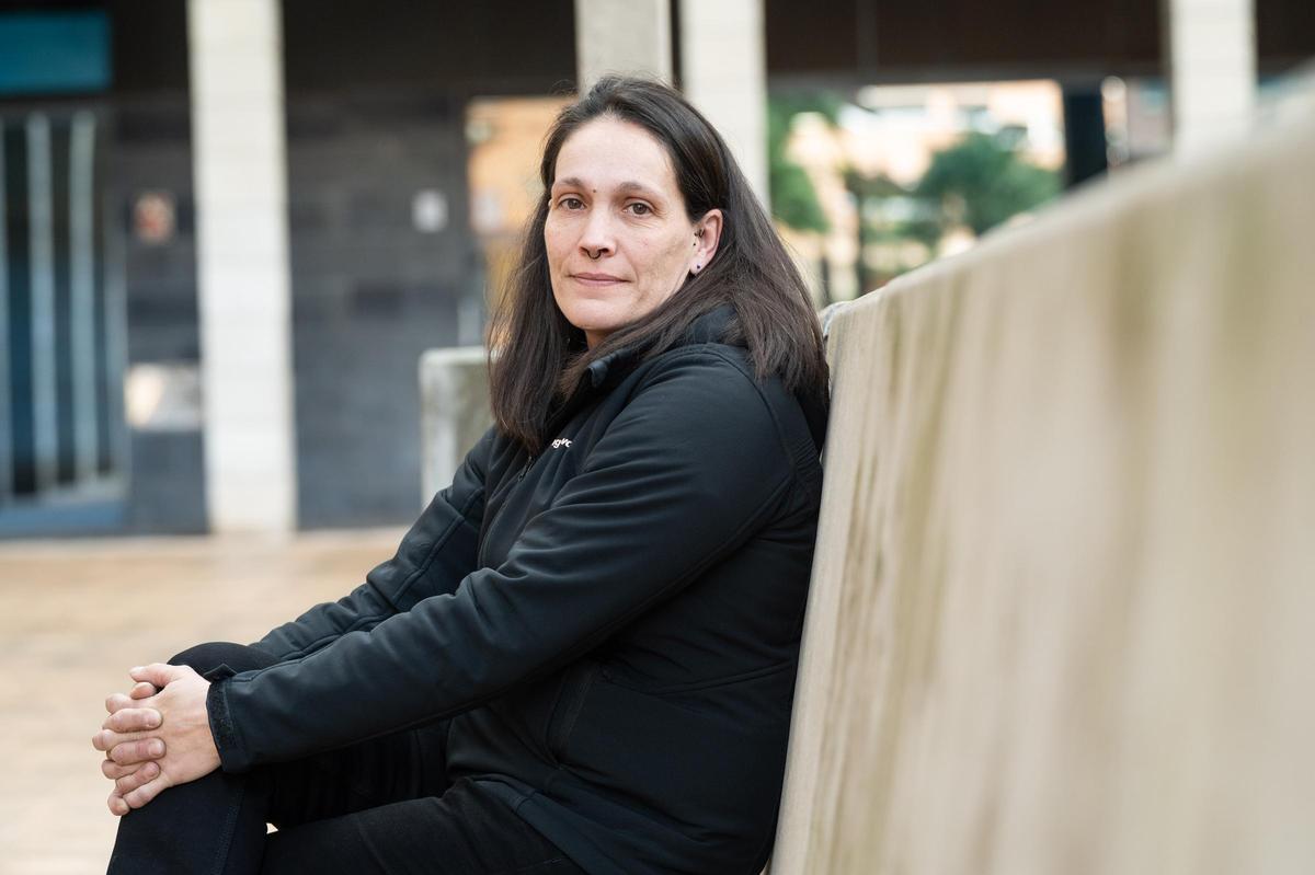 Toñi Vicente, a las puertas de la redacción de El Periódico de Aragón, minutos después de la realización de la entrevista.