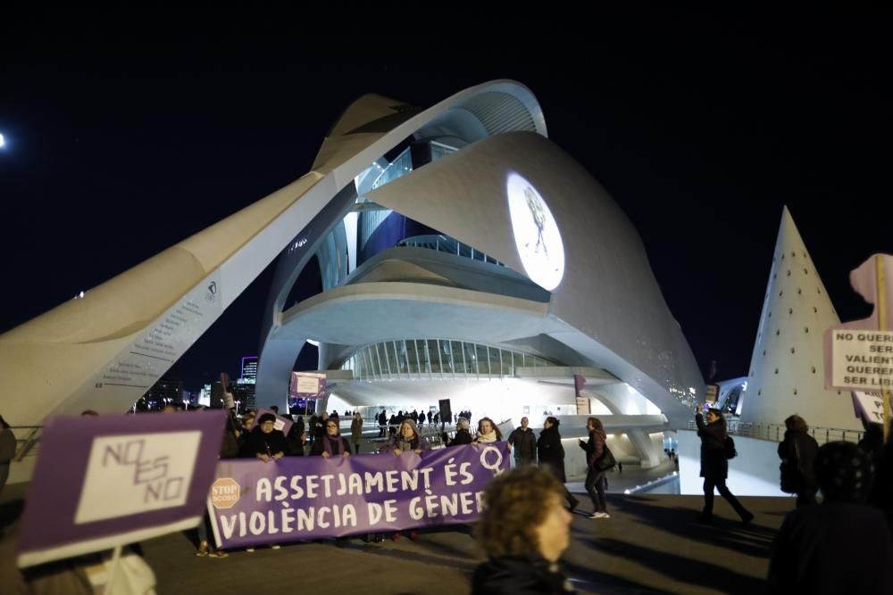 Protesta feminista contra Plácido Domingo frente a Les Arts