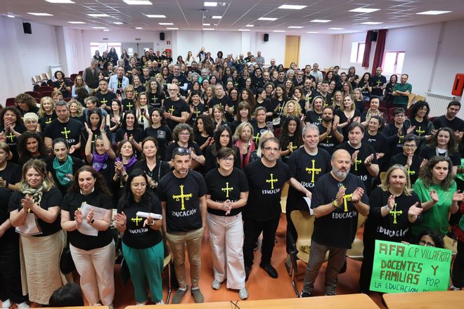 EN IMÁGENES: Concentración de directores de colegio de toda Asturias en el IES La Ería de Oviedo