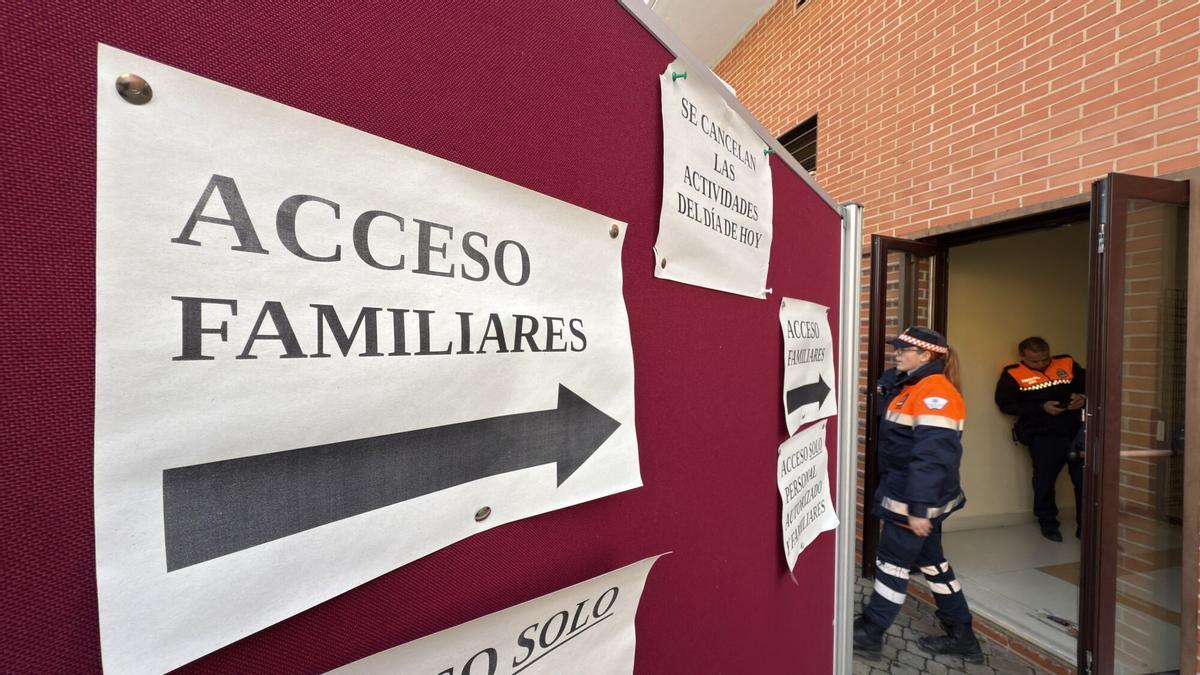 Carteles en la entrada del centro cívico Poniente Sur de Córdoba.
