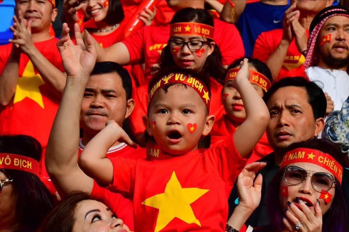 Seguidores del equipo de futbol del Vietnam en la Copa de Asia siguen el partido Vietnam Japón 