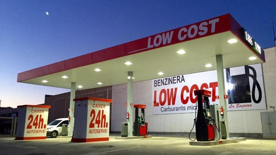 Las gasolineras &#039;low cost&#039; de la región deberán tener al menos un empleado por el día