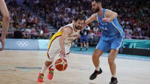Archivo - Sergio Llull ante Georgios Papagiannis durante el España-Grecia de los Juegos Olímpicos de París de 2024