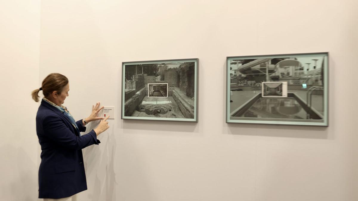 La consejera de Cultura de Madrid, Marta Rivera de la Cruz, contempla dos obras de Irene de Andrés en Estampa.