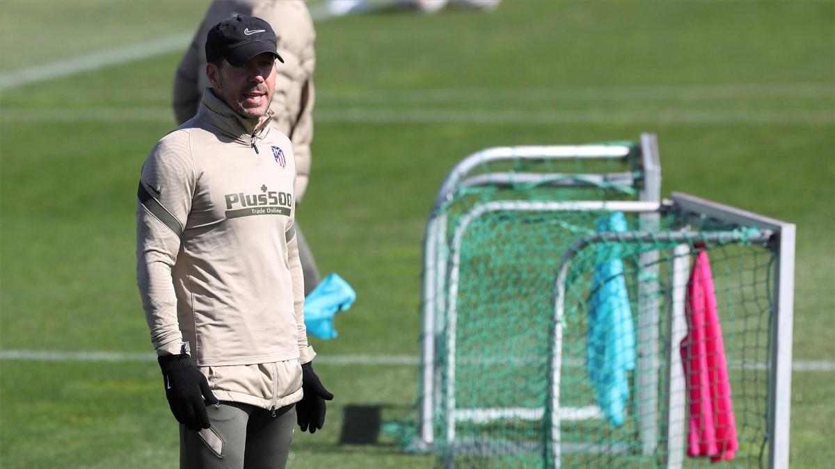 Simeone durante la sesión de entrenamiento previa al duelo ante el Eibar