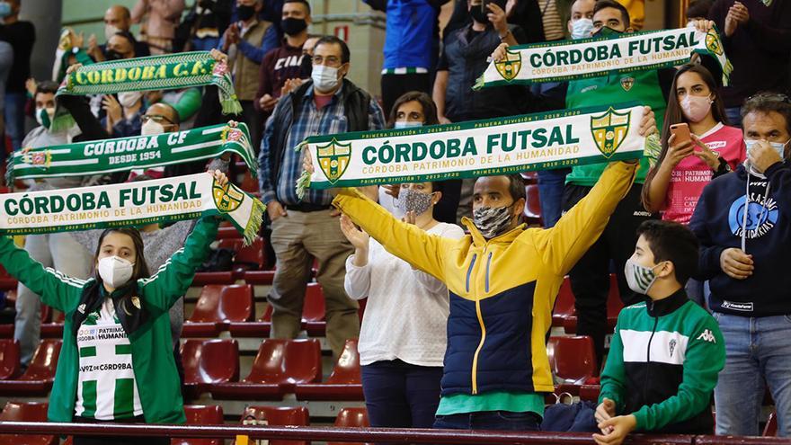 Aficionados del Córdoba Futsal Patrimonio en un partido disputado en el Palacio de Deportes Vista Alegre.