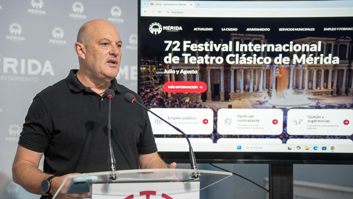 Julio César Fuster presenta la nueva página web municipal de Mérida.