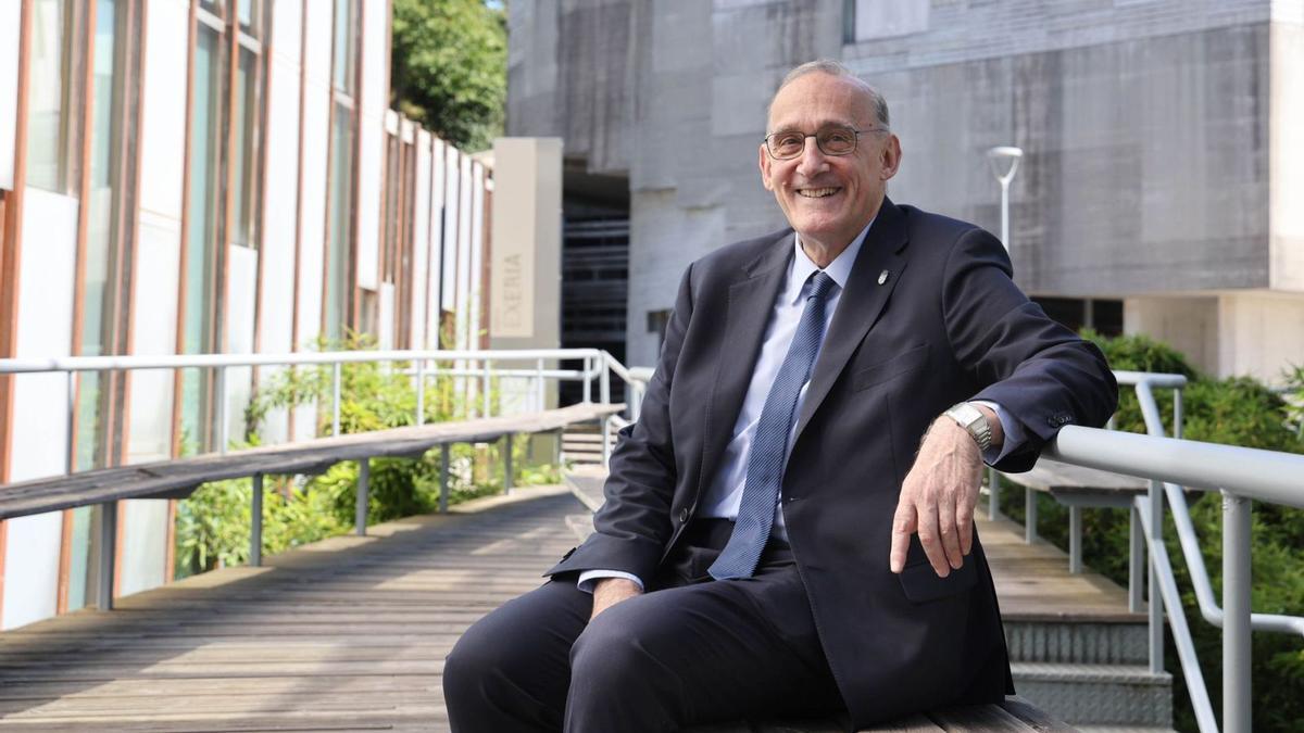 El rector de la Universidad de Vigo, ayer, a las puertas del rectorado de Marcosende.