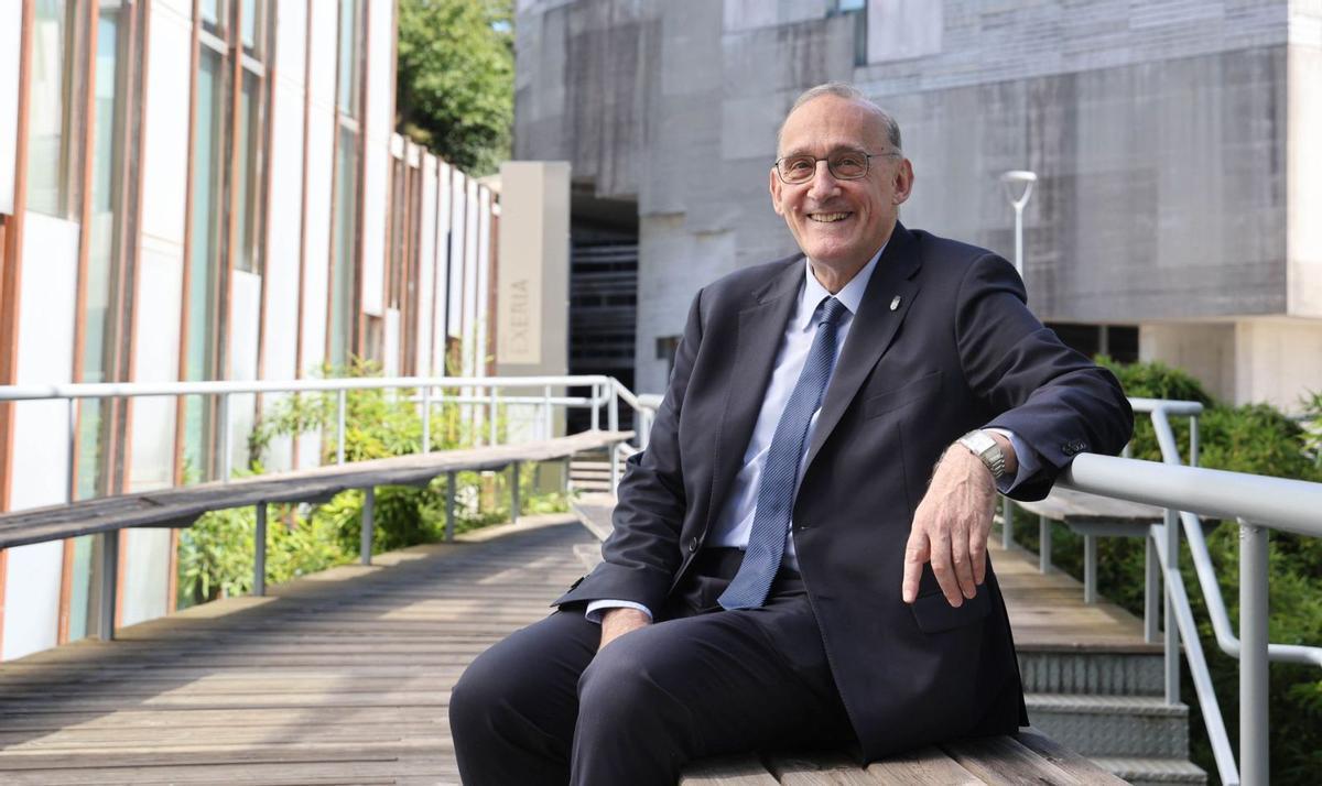 El rector de la Universidad de Vigo, ayer, a las puertas del rectorado de Marcosende.