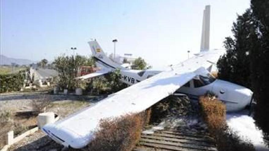 Una avioneta colisiona contra una rotonda del Grao