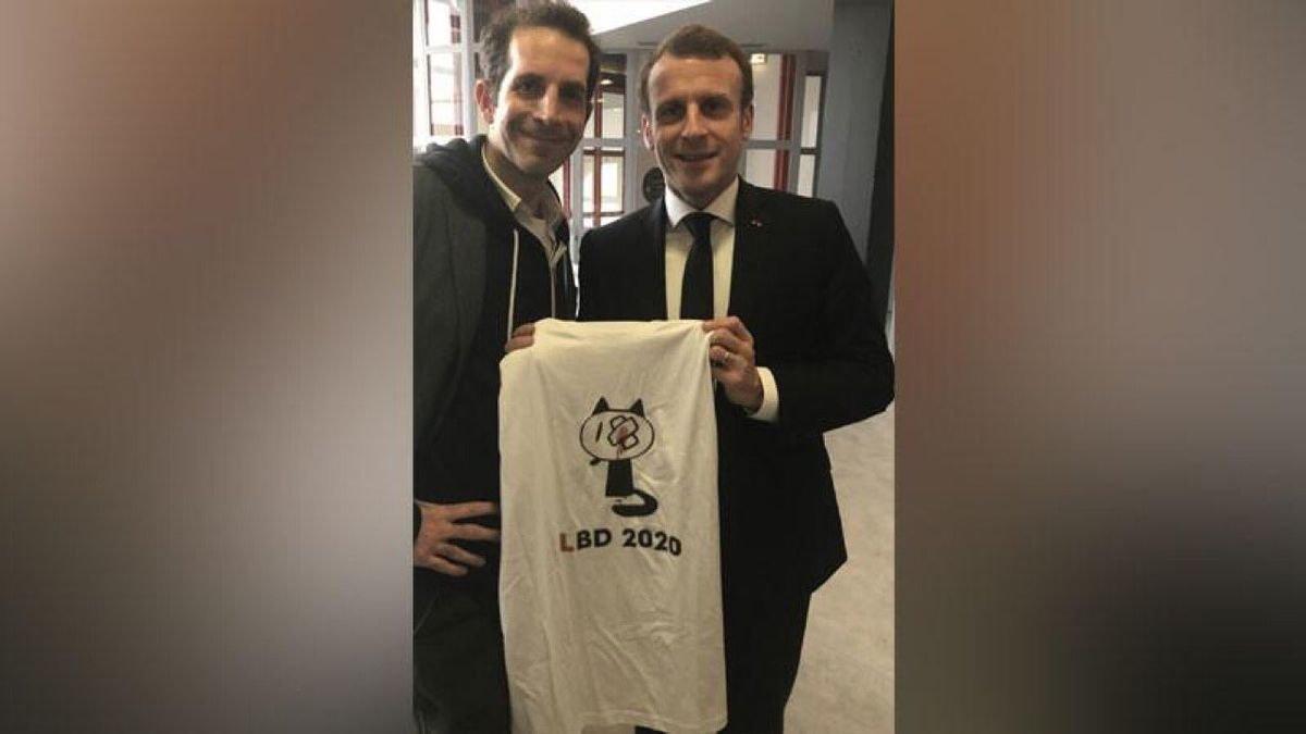 Macron y el autor de la ilustración, Julien Berjeaut, posan con la polémica camiseta.
