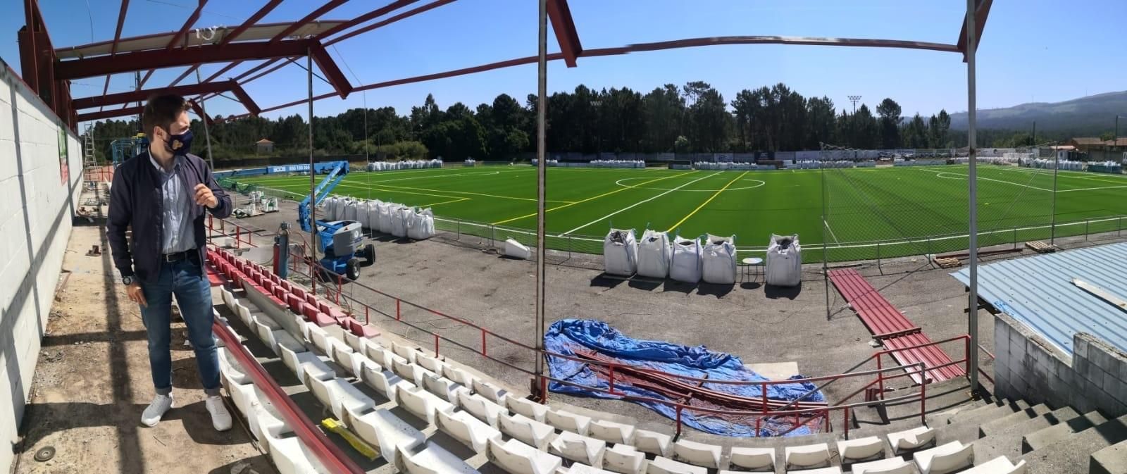 Iván Caamaño en las gradas del campo, en obras.