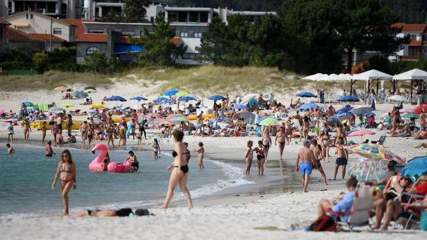 Imagen ayer de bañistas disfrutando de la playa de Areas en Sanxenxo. // Gustavo Santos