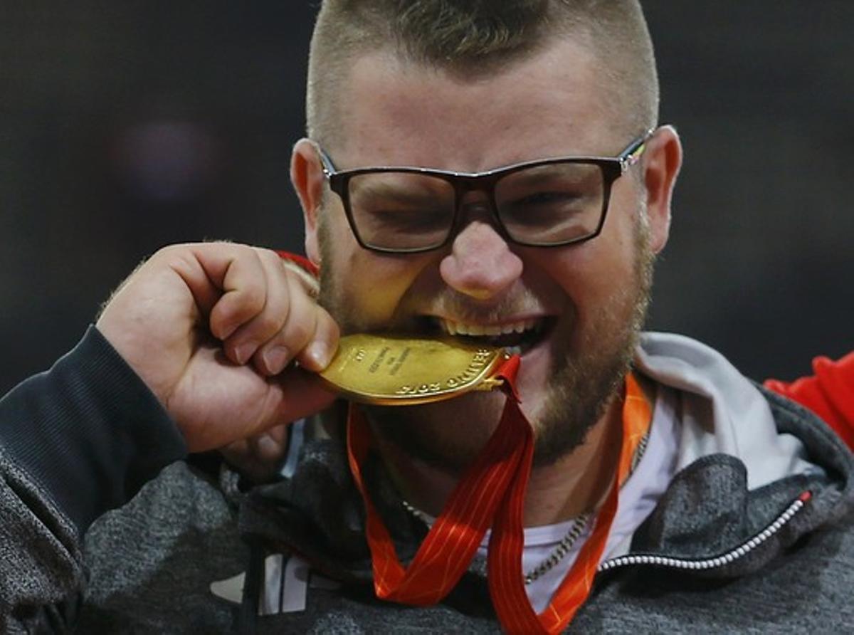 L’atleta polonès Pawel Fajdek amb la medalla d’or després de la seva victòria en la disciplina de llançament de martell als Mundials d’Atletisme de Pequín 2015, el 22 d’agost. L’atleta polonès Pawel Fajdek amb la medalla d’or després de la seva victòria en la disciplina de llançament de martell als Mundials d’Atletisme de Pequín 2015, el 22 d’agost.