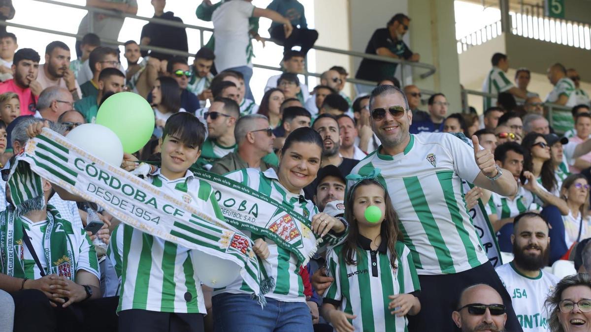 Los aficionados del Córdoba CF respaldan al equipo en el cruce ante el Málaga.