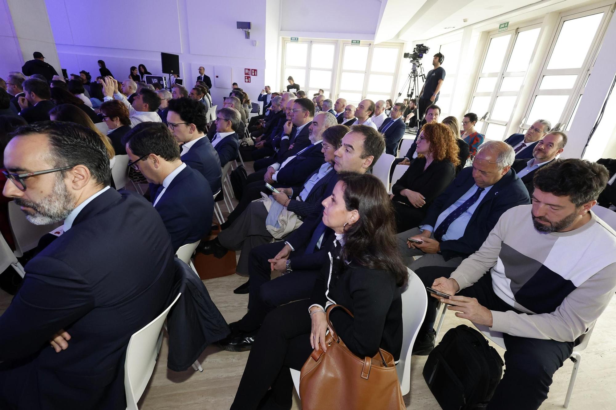 El poder político y empresarial se cita en Santiago